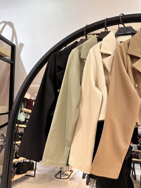 ست کراپ کت و شلوار دمپا کرپ کجراه دکمه سلطنتی (34388) - Image 2