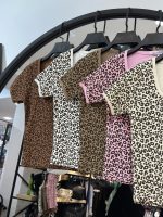 کراپ تیشرت یقه خشتی پلنگی (35562) - Image 2