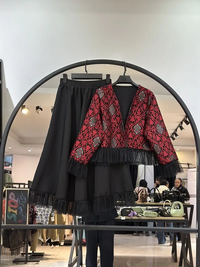 2025_11_13_18_57_IMG_6731-min ست دو تیکه یلدایی پایین چین عروسکی ایرانه (36072) - Image 1